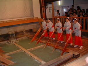 草津温泉で湯もみ体験・ショーが鑑賞出来る！場所や料金を調査！