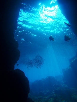 沖縄・青の洞窟！神秘的な人気スポットをダイビングやシュノーケルで楽しもう！