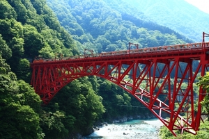 富山のトロッコ列車で紅葉を楽しもう！絶景陸橋！黒部渓谷で温泉も！