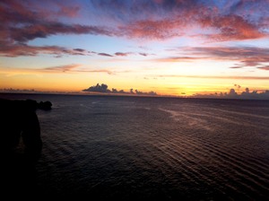 「万座毛」夕日が美しい恩納村で人気の景勝地！沖縄の代表的観光地でもあり！