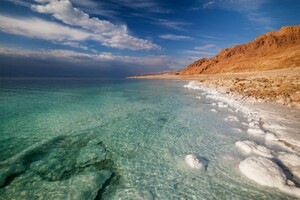 死海の魅力！イスラエルのどこにある？人も浮く摩訶不思議なスポットを調査！