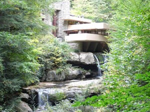 フランク・ロイドの傑作「落水荘」！滝上に立つ住宅の特徴や見所を紹介！