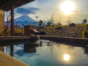 日本の絶景温泉ランキングTOP19！日帰り情報や露天風呂付き客室もご紹介