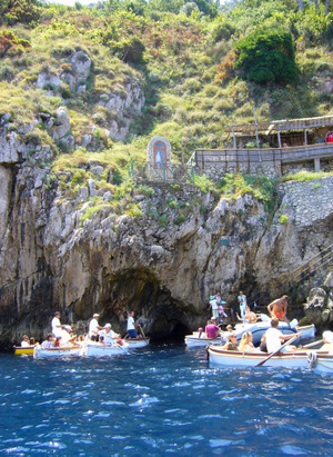 イタリア・カプリ島『青の洞窟』へ行こう！入場確率はどれくらい？