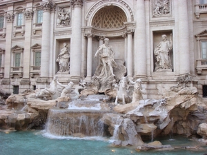 トレビの泉はローマ観光の王道スポット！コイン投げが人気！