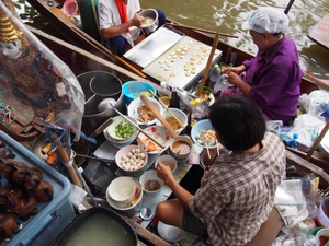 タイの水上マーケットは見どころ満載！行き方やおすすめの楽しみ方&注意点を紹介