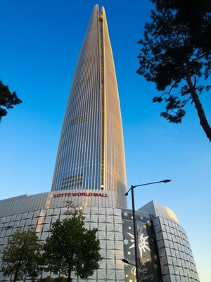 ロッテワールドタワーは韓国の超高層ビル！展望台の料金や見どころを紹介