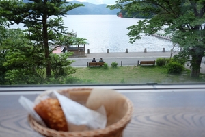 ベーカリー＆テーブル箱根は芦ノ湖ビューが人気！こだわりのパンを味わおう！
