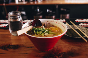 「満来」新宿の人気ラーメン店の行列の秘密は？おすすめはチャーシューつけ麺！