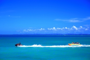 グアムの海でのアクティビティ！澄んだ海水と白砂リゾートを満喫しよう！