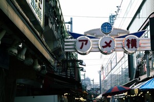 上野アメ横で有名なアメヤ横丁の魅力は？人気のお土産や食べ歩きスポットも紹介！