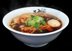 麺屋丈六は難波にある人気ラーメン店！濃い醤油スープが美味しい！