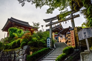 京都「地主神社」で縁結び！有名な恋占いの石とは？ご利益やお守りも紹介！