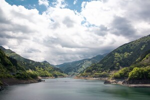 浦山ダムは紅葉鑑賞やバス釣りもできるおすすめ観光スポット！カレーも有名！