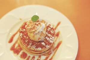 横浜「シナモンズ」のパンケーキが人気！夜も賑わうおしゃれカフェに行こう！