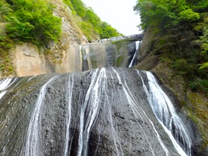 カムイワッカ湯の滝で沢登りに挑戦！行き方や服装の注意点は？