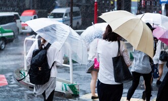おしゃれな傘で雨の日におでかけ！安い物や人気のおすすめアイテムは？