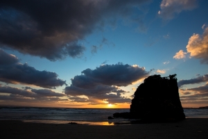 島根・稲佐の浜は夕日が美しいパワースポット！近くの神社やアクセスも調査！