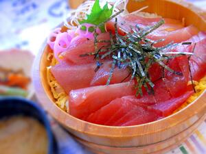 三崎の朝市は朝食にもおすすめ！マグロや地魚をはじめ新鮮な野菜も大人気！