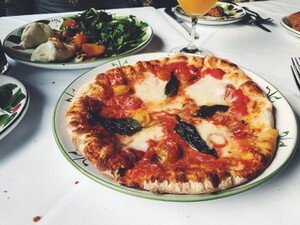 エンボカの極上ピザが大人気！おすすめのメニューやランチ情報など紹介
