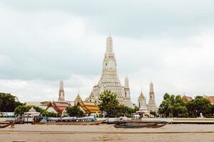 ワットアルンはバンコクの由緒ある寺院！行き方やライトアップ時間は？