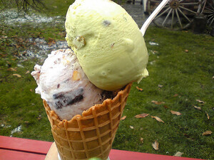 「牛小屋のアイス」は北海道にある牧場直営の人気店！メニューや値段は？