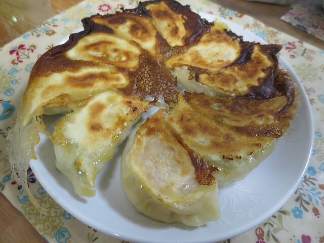 羽根木餃子は予約半年待ちの人気取り寄せグルメ！口コミ・値段・焼き方まとめ！ Travelnote[トラベルノート]