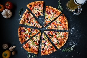 ベッラナポリの窯焼きピザが美味しいと評判！おすすめメニューやランチ情報は？