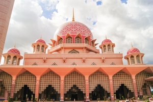 ピンクモスクはマレーシアで人気の観光スポット！行き方や見どころを紹介！