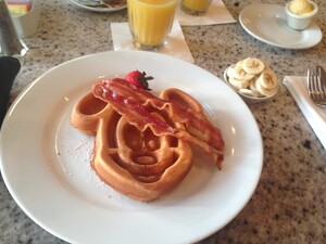 ディズニーランドで朝食が食べられるおすすめ店まとめ！予約方法・メニューは？