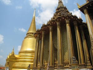 ワット・プラケオ（エメラルド寺院）はタイの人気スポット！見どころや行き方は？