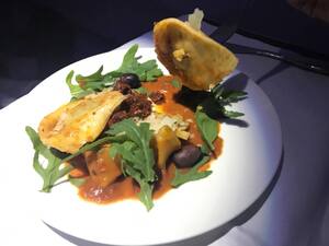 美味しいと評判のカタール航空のエコノミー・ビジネスクラスの機内食メニューは？