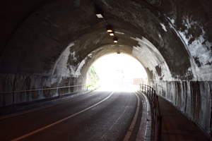 神奈川「小坪トンネル」は有名な心霊スポット！驚愕の体験談も！